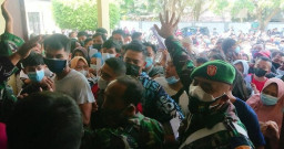 Vaksinasi di Trenggalek Sebabkan Kerumunan