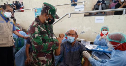 Vaksinasi di GOR Ki Mageti Diserbu Warga