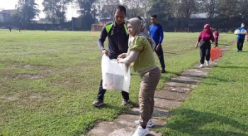Pungut Sampah Usai Acara, Cara Wali Kota Ning Ita Kampanyekan Kebersihan Kota Mojokerto