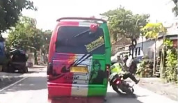 Supir Elf Yang Sengaja Serempet Polisi Hingga Terjungkal Tertangkap