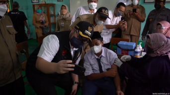 Mas Bup Pantau Vaksinasi Massal Dosis Kedua Bagi Pelajar