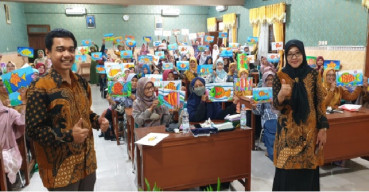 Dosen Prodi Teknologi Pendidikan FIP UNESA Adakan Pelatihan Teknik Melukis bagi Guru TK BMPS Surakarta