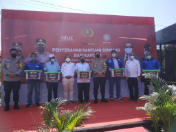 Wakapolda Serahkan Bantuan Sembako ke 1.500 Buruh Jatim