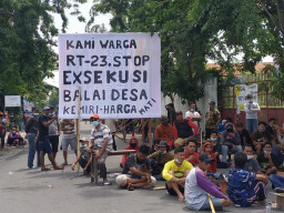Dihadang Warga, Eksekusi Balai Desa Kemiri Batal Dilaksanakan