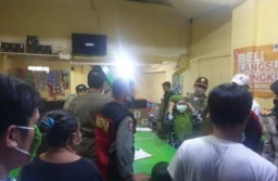 Petugas Gabungan Razia Warkop Langar Jam Malam