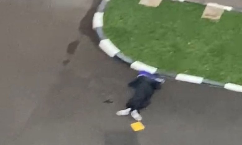 Jenazah ZA, penyerang di mabes polri tergeletak usai baku tembak. 