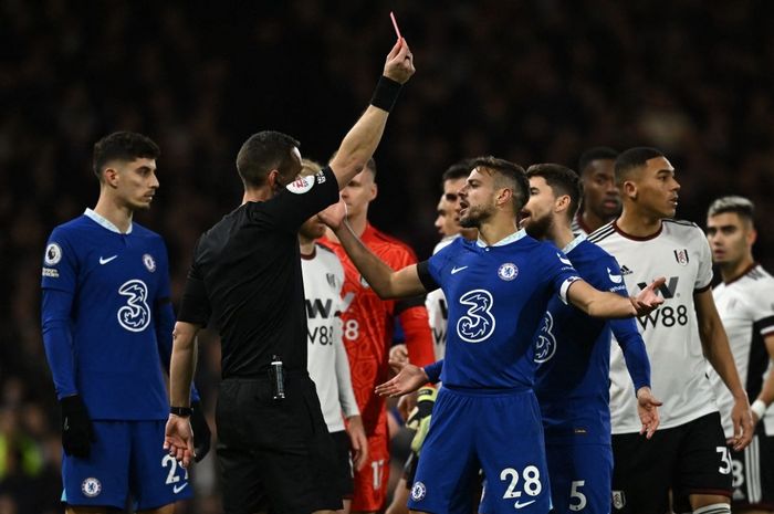 Wasit David Coote saat memberikan kartu merah kepada penyerang Chelsea,Joao Felix. Foto: AFP: Ben Stansall.