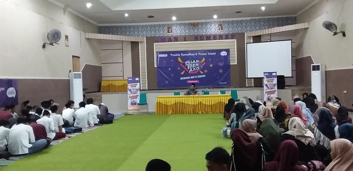 Siswa-siswi SMAN I Sumenep, tengah mengikuti kegiatan Bahzul Masail tanya jawab seputar ilmu agama, di Aula SMAN I Sumenep. SP/Ainur Rahman