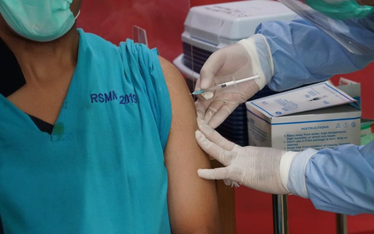 Menjelang dimulainya PTM pada Bulan Juli mendatang, vaksinasi corona terhadap para guru dan tenaga kependidikan justru berjalan lambat karena keterbatasan stok vaksin Covid-19. SP/KEMENKES

 