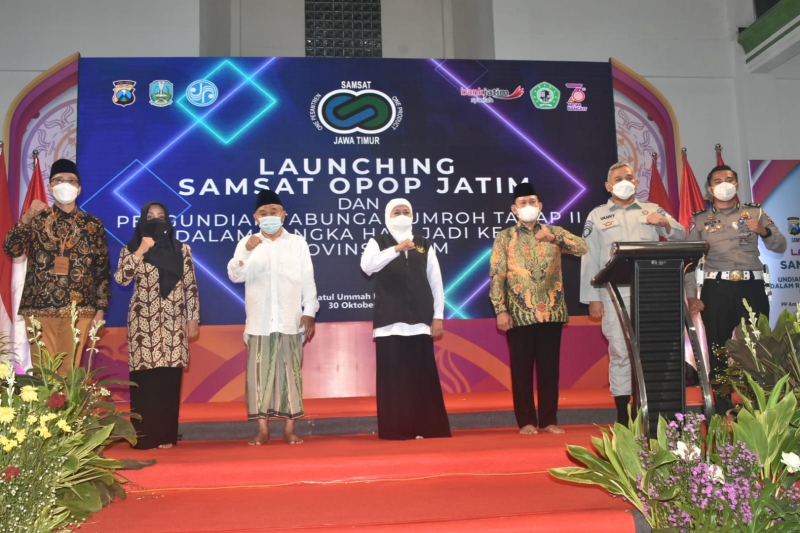 Gubernur Khofifah melaunching 76 Gerai Samsat OPOP yang tersebar di 76 Pondok Pesantren di Jawa Timur. Sabtu (30/10/2021) malam. SP/KOM/Sugeng JNR
