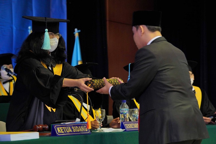 Gus Barra saat menerima sertifikat kelulusan sidang promosi doktor atas nama Doktor Muhammad Albarra dari Ketua Tim Sidang Promosi Dokter Universitas Padjajaran.