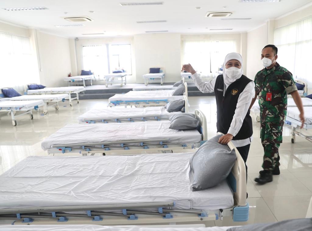 Gubernur Jatim Khofifah Indar Parawansa saat meninjau RS Ijen Boulevard, Kota Malang, Sabtu (5/2/2022)