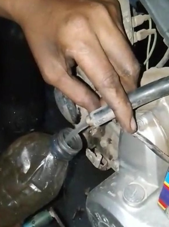 Tangkapan layar video kendaraan yang mogok usai mengisi BBM
