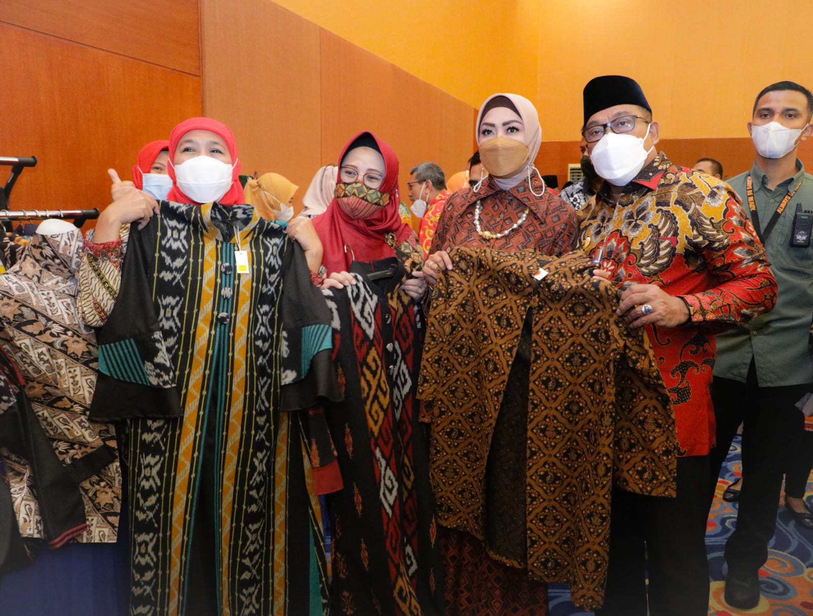 Gubernur Jatim Khofifah Indar Parawansa saat pimpin misi dagang di The Natsepa Hotel Resort, Maluku Tengah, Kamis (2/12/2021).