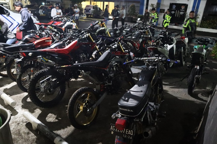 Belasan motor diamankan ke Polres Blitar Kota karena menggunakan knalpot brong dan tidak dilengkapi STNK. SP/Hadi Lestariono