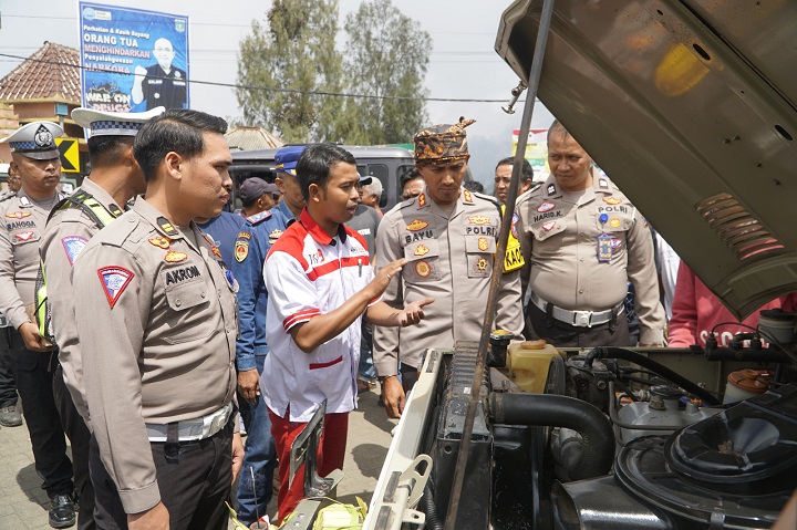 Kapolres Pasuruan AKBP Bayu Pratama dan Anggota saat mengecek kendaraan Jip