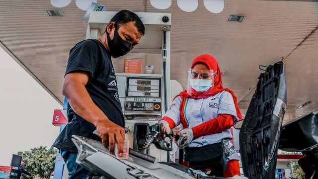 Pengisian BBM Pertalite.