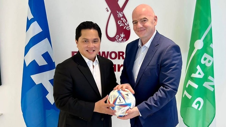 Erick Thohir bertemu dengan Presiden FIFA, Gianni Infantino, di Doha, Qatar, Rabu (5/10/2022). SP/ SBY