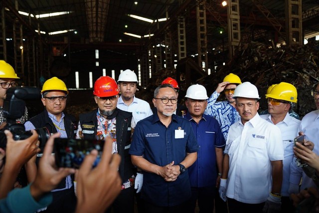 Menteri Perdagangan Zulkifli Hasan saat menghadiri kegiatan Pemusnahan Produk Baja Tulangan Beton yang tidak memenuhi SNI, Kamis (12/1/2023). Foto: Kemendag