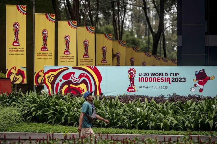 Sederet papan promosi Piala Dunia U-20 Indonesia 2023 sudah terpasang di kawasan Kantor Kemenpora, Jakarta, Kamis (30/03/2023). SP/ Antara 