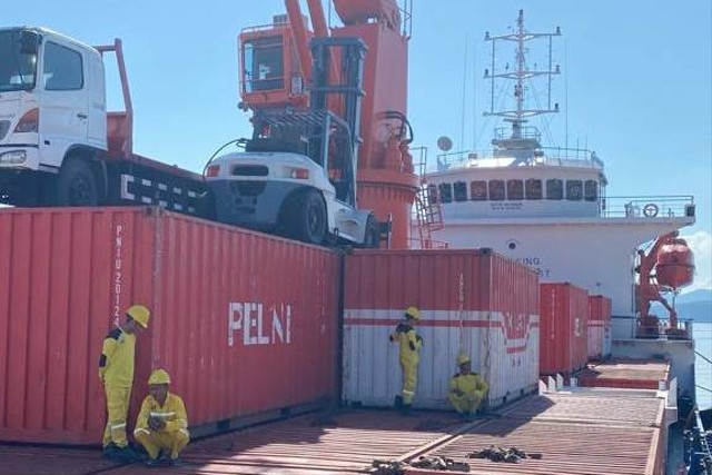 Pendistribusian 1.000 ton beras oleh Kemenhub dari Surabaya ke NTT melalui kapal tol laut. Foto: Kemenhub.