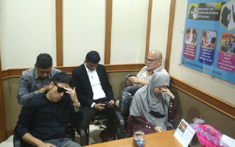 Desta dan Natasha Rizky saat menjalani proses didang mediasi yang digelar di Pengadilan Agama Jakarta Selatan, Senin (29/05/2023). SP/ JKT