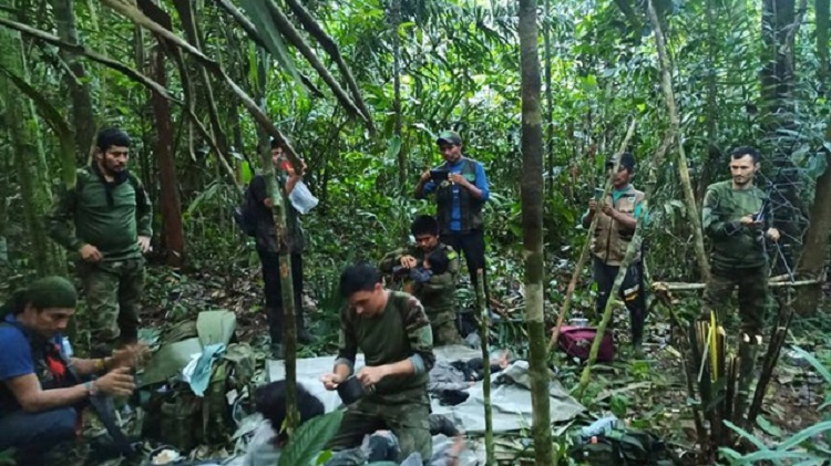 Tentara militer Kolombia merawat anak-anak yang selamat dari pesawat Cessna 206 yang jatuh di hutan Caqueta, di perbatasan antara Caqueta dan Guaviare. SP/ SBY
