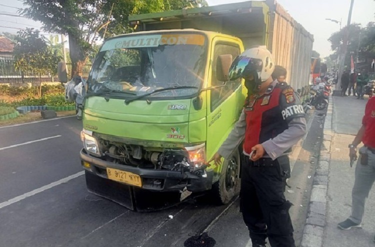 Truk tabrak pengendara motor yang lawan arah di Jl Lenteng Agung arah Depok, Jaksel. SP/ Istimewa