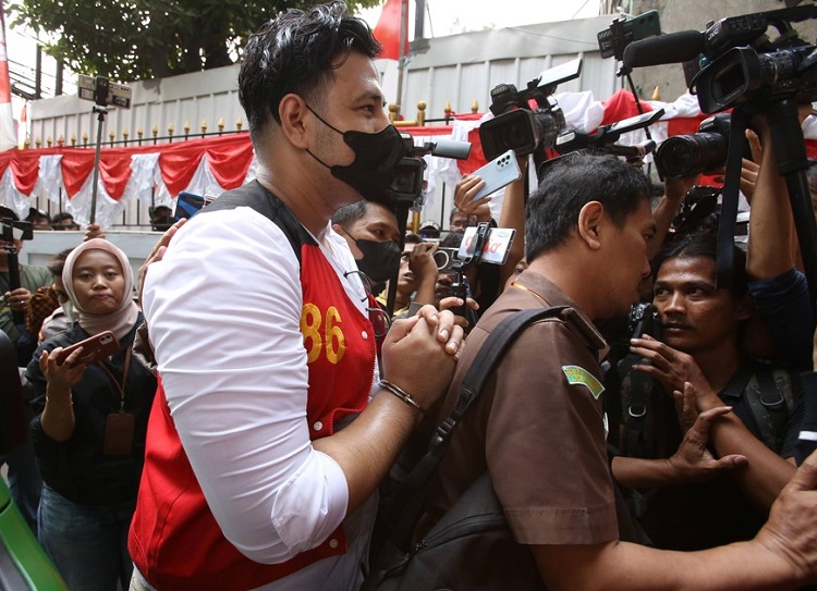Terdakwa Ammar Zoni saat tiba jelang sidang perdana terkait penyalahgunaan narkoba di Pengadilan Negeri Jakarta Selatan, Jakarta. SP/ JKT