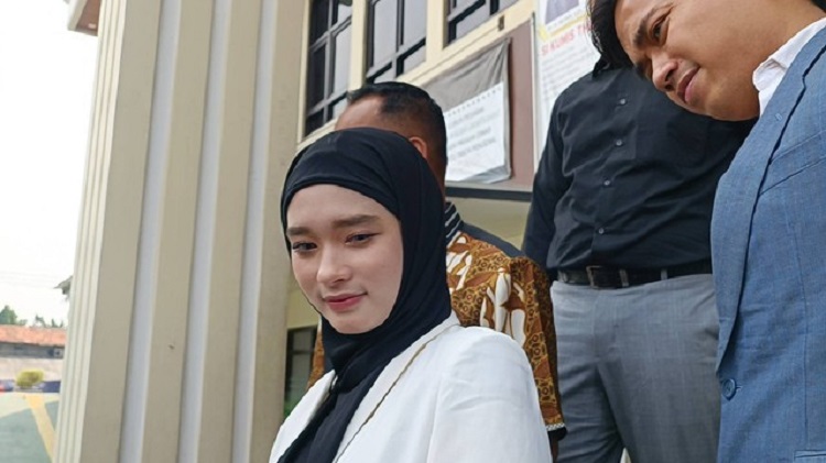Inara Rusli di Pengadilan Agama Jakarta Barat.