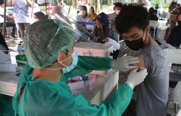 Vaksinasi covid-19 dosis kedua di sejumlah daerah di Jawa Timur mengalami keterlambatan.SP/LP