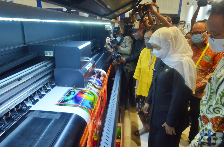 Gubernur Jatim Khofifah saat meninjau salah satu stan printing pada ajang SPE 2022 di Grand City, Surabaya, Kamis 23/6/2023