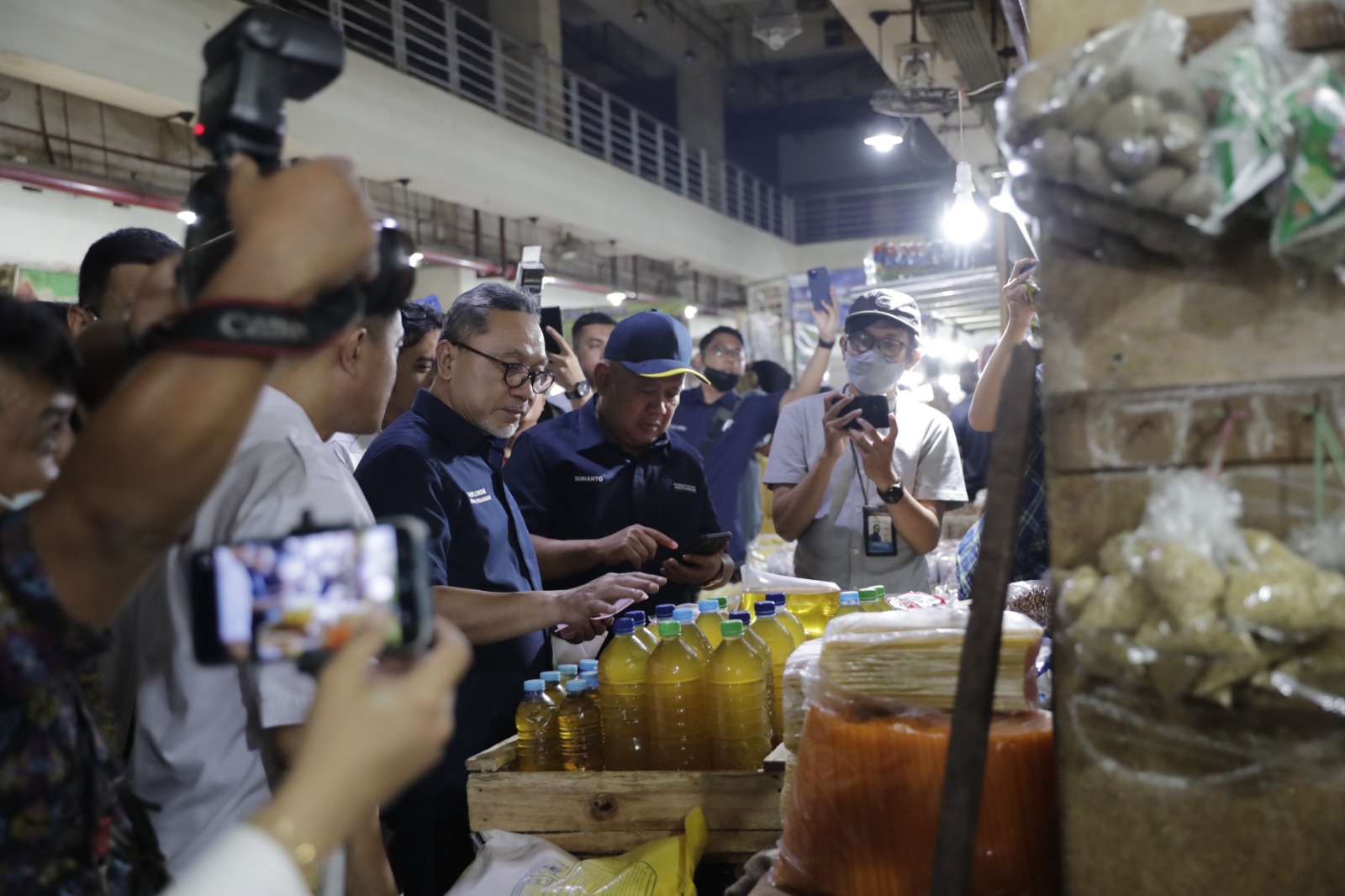 Mendag Zulhas saat melakukan sidak di Pasar Tambak Rejo Surabaya, Senin (6/2/2023). Foto: Kemendag.