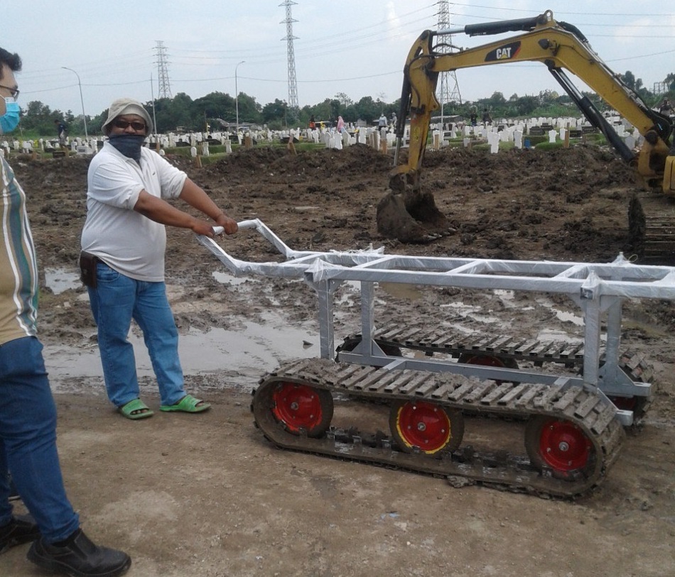 Munaji (kaos putih) koordinator penggali makam saat mencoba alat di TPU Keputih. SP/ MOCHAMMAD KASYFI FAHMI  