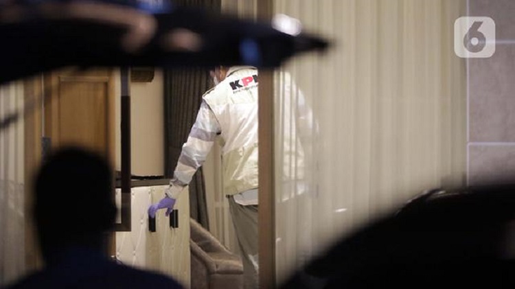 Penyidik KPK saat menggeledah rumah dinas Wakil Ketua DPR RI, Azis Syamsuddin, Jakarta, Rabu (28/4/2021). SP/ SBY