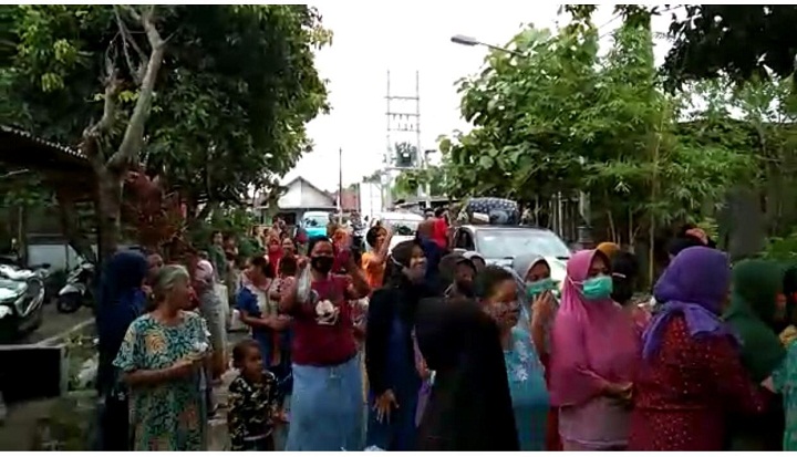 Sejumlah warga mengantre untuk mendapatkan ikan bandeng gratis dari cawabup Taufiqulbar. SP/Sugeng