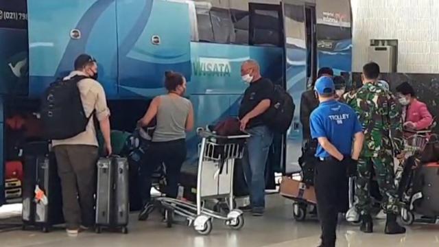 Beberapa WNA sedang berada di Bandara Soetta untuk berlibur di Indonesia.