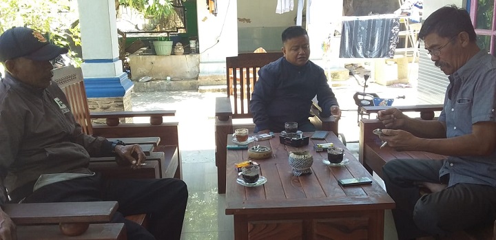 Oknum yang diduga bermain di balik bantuan hand traktor mendatangi kediaman LSM Super Zaini di Pamolokan Sumenep. SP/Ainur Rahman