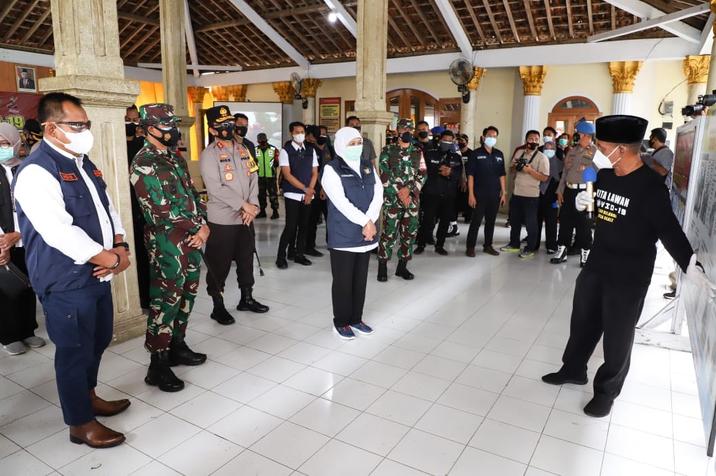 Gubernur Jawa Timur Khofifah saat berkunjung di posko PPKM Mikro di Krembangan Perak Barat, Surabaya, Minggu (21/2/2020). Dalam kegiatan ini, Khofifah menghimbau kepada masyarakat untuk turut serta menekan laju penyebaran virus Covid-19. Sp/Arlana