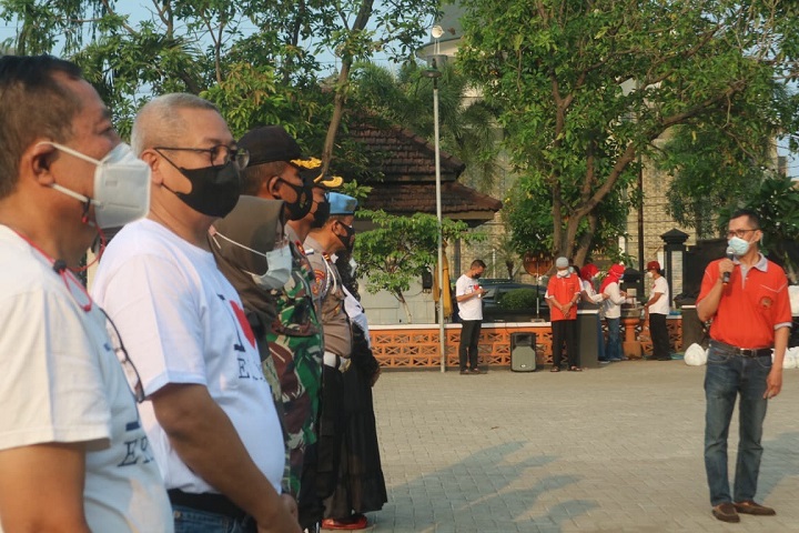 Warga RMB saat sosialisasi mudik Lebaran yang digelar di Lapangan Rungkut Mapan Barat, Surabaya, Senin (17/5/2021). SP/Arlana