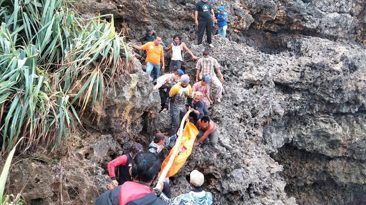 Petugas mengevakuasi jenazah di tebing pantai Semar. SP/Hadi Lestariono