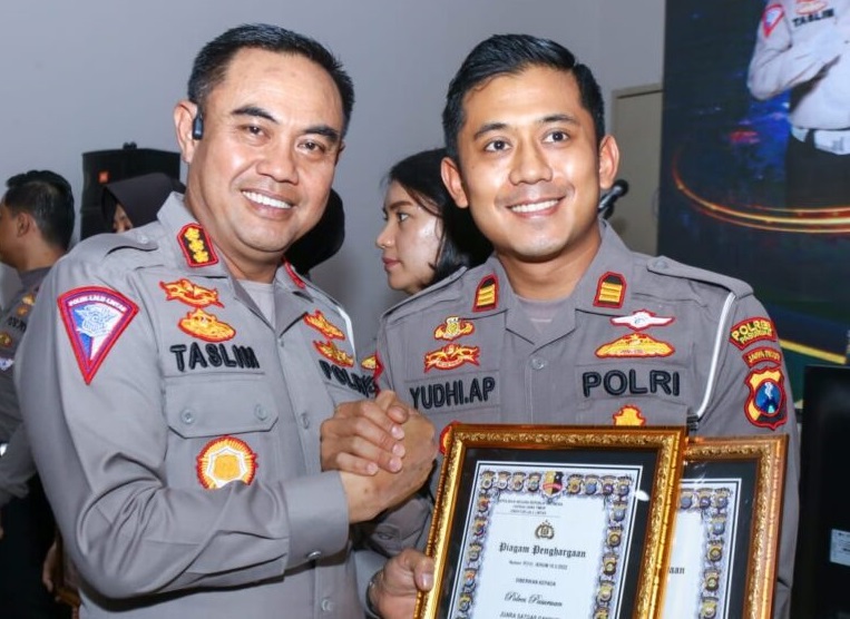 Kasatlantas Polres Pasuruan AKP. Yudhi Anugerah saat menerima penghargaan.