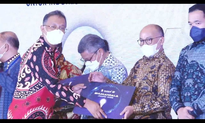 Kepala Kepala Bappeda Litbang Kota Mojokerto Agung Moeljono Soebagijo mewakili Wali Kota Mojokerto menerima perhargaan Badan Informasi Geospasial (BIG) RI Prof. Muh Aris Marfai