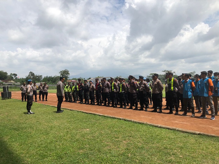 Waka Polres Blitar Kota Kompol Yoyok memberikan arahan kepada seluruh Personil pengamanan di Stadion Gelora Penataran, Rabu (13/12).SP/Lestariono
