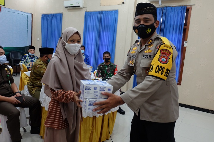  Kapolres Lumajang saat bagi masker