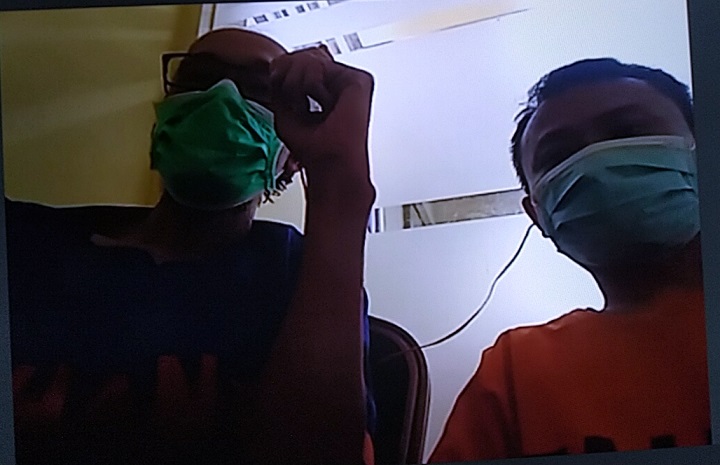 Terdakwa Solekan dan Abdul Muiz mendengarkan keterangan saksi di ruang Candra,PN Surabaya, secara online, Senin (26/07/2021).  SP/Budi Mulyono
