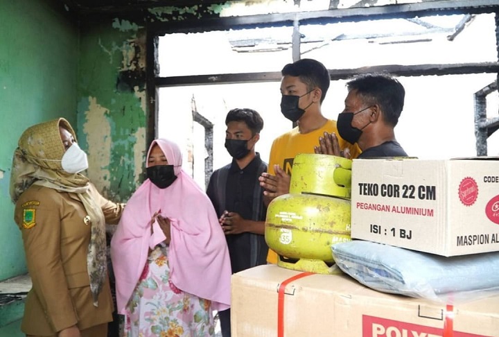Wali Kota Ning Ita saat memberikan bantuan kepada warga yang mengalami musibah kebakaran rumah. SP/Dwy Agus Susanti
