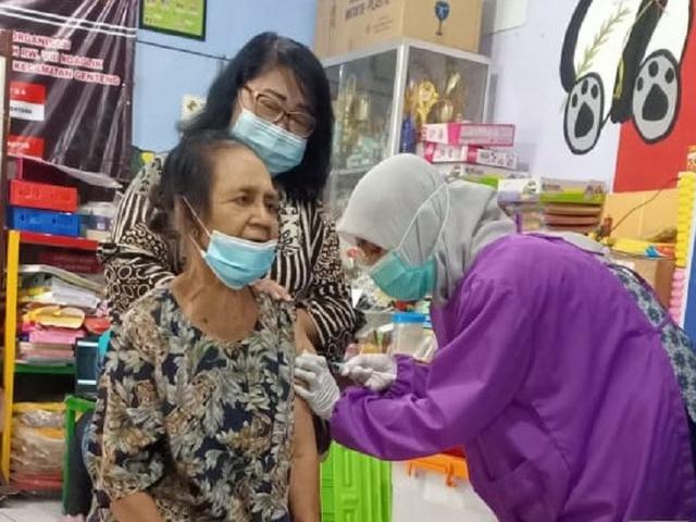 Dinkes Surabaya melakukan gerebek kalangan lanjut usia (lansia) atau menjemput bola dengan mendatangi rumah lansia satu per satu untuk divaksinasi Covid-19. SP/ANT