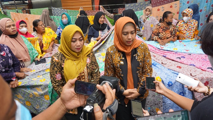 Wali kota Ning Ita dan Kepala Diskopukmperindag Kota Mojokerto saat beberkan kiat sukses pulihkan ekonomi. SP/Dwy AS