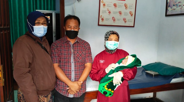 Bayi saat dibawa ke bidan desa untuk diperiksa. SP/Hadi Lestariono